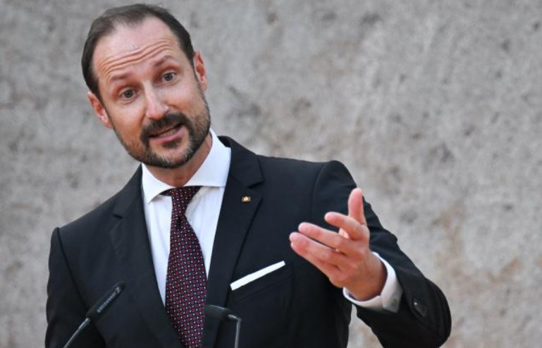 Thái tử Haakon VIII trở thành Nhà vua Na Uy